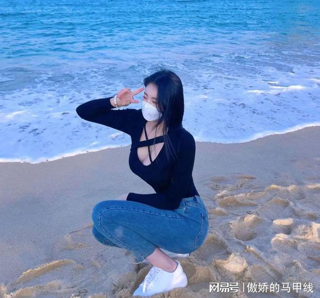 k8凯发k8凯发官网90后美女白领晒身材照却被吐糟：太、不正经？！(图4)