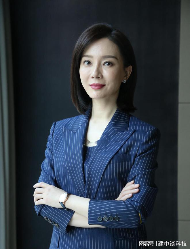 k8凯发k8凯发官网职场女性的优雅装扮 宝蓝色条纹西服套装的魅力(图1)