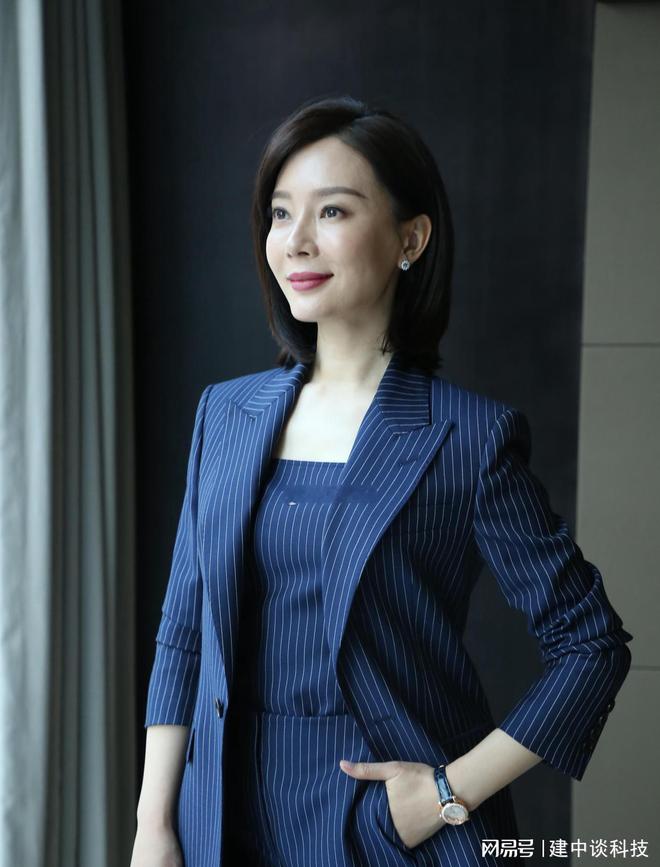 k8凯发k8凯发官网职场女性的优雅装扮 宝蓝色条纹西服套装的魅力(图2)