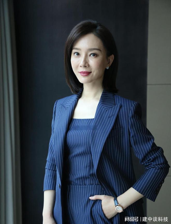 k8凯发k8凯发官网职场女性的优雅装扮 宝蓝色条纹西服套装的魅力(图3)