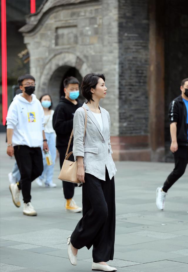 凯发k8娱乐k8凯发官网版下载还在担心没衣服穿吗？职业女性会穿这几种单品减龄又显气质(图9)