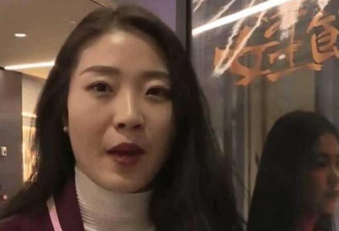 k8凯发k8凯发官网美女陪有钱人买衣服一个小时350元这才叫玩着把钱赚！(图2)