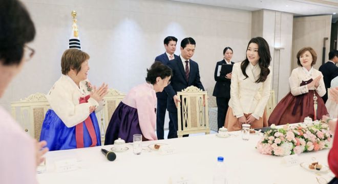 k8凯发k8凯发官网51岁韩国夫人终于服老！穿职业套裙戴黑边儿眼镜气质也变得沉稳(图6)